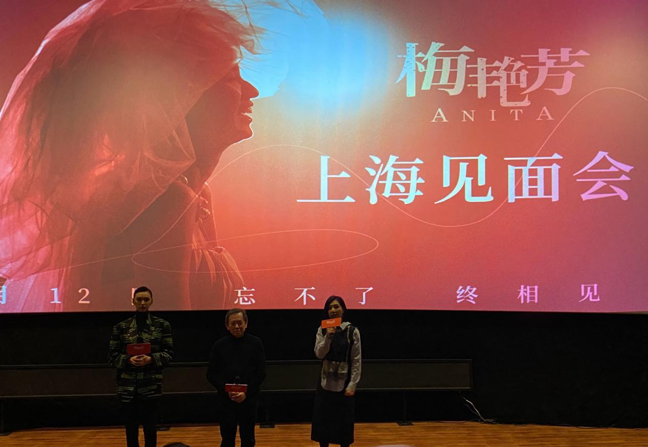 杨千嬅 陈法蓉携闺蜜看电影！大冷天穿百褶裙配长靴，总算没浪费这好身材