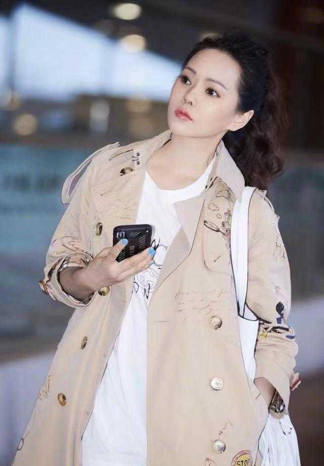 非常强 伊能静把“涂鸦风衣”穿火了,搭配小脚裤真洋气,这状态像30岁