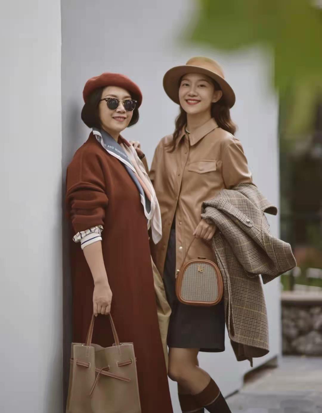 建议 女人60岁后穿“呢大衣”，为什么建议配裤子不搭裙子 ？关键在这