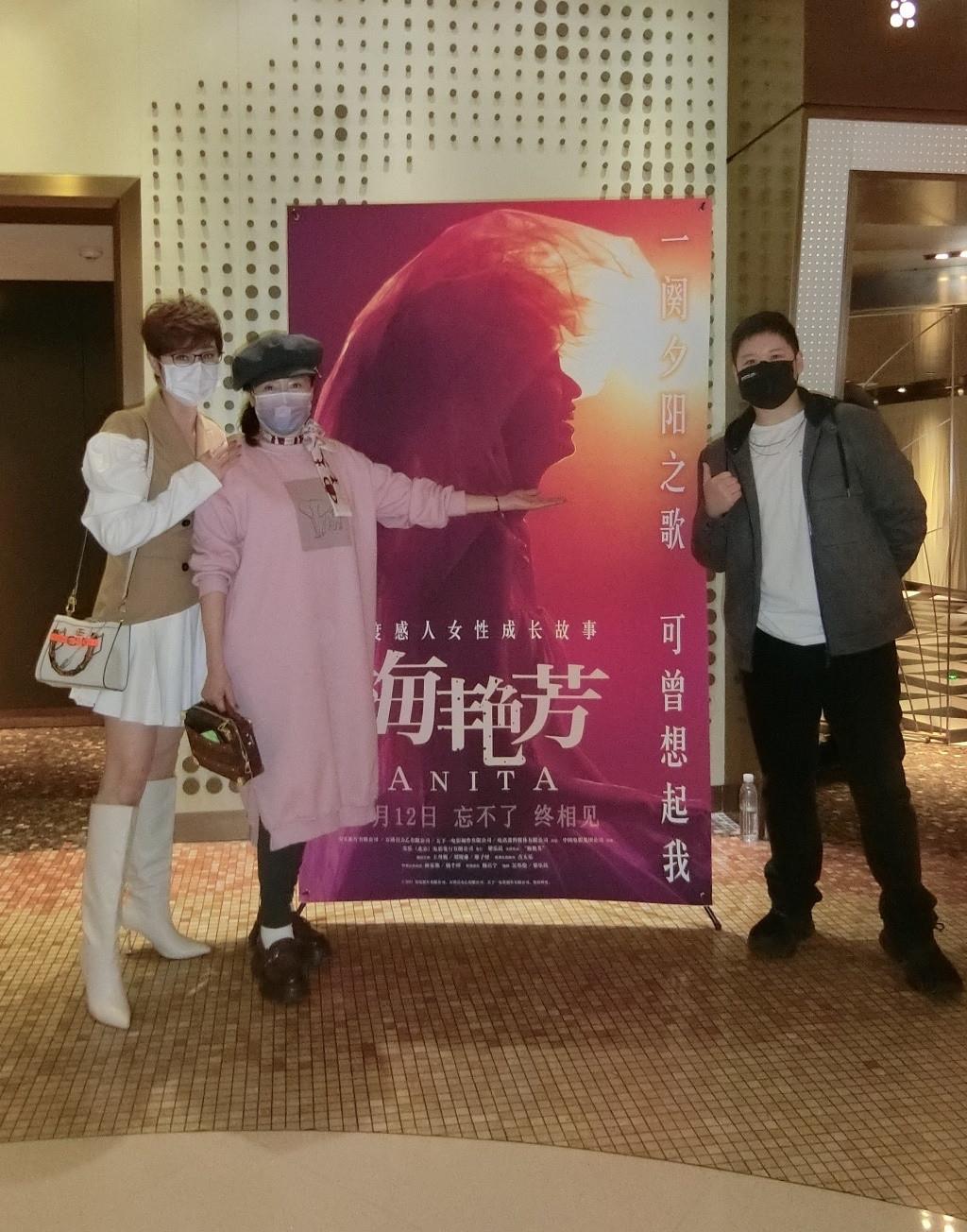 杨千嬅 陈法蓉携闺蜜看电影！大冷天穿百褶裙配长靴，总算没浪费这好身材