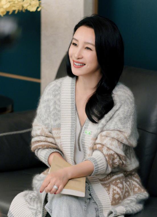 设计 秦海璐气质真是不一般,毛衣开衫搭休闲裤,温柔优雅魅力十足