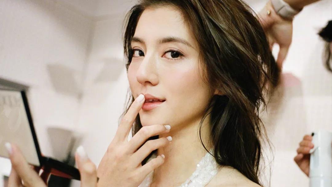 一身 被富豪求着认爱,吴千语的捞女标签终于洗白了?