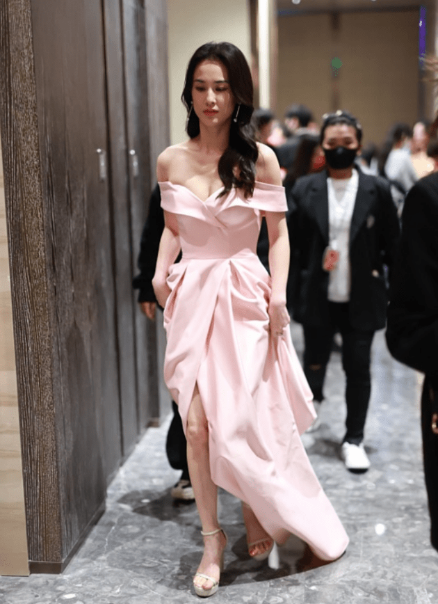 视觉 女明星都会保养,黄圣依都快40岁了脸上也没啥皱纹,穿粉裙真嫩