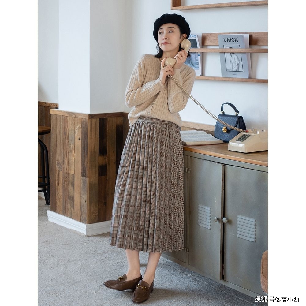 颜色 今年火了一种穿搭，叫“针织衫+半身裙”，不仅知性而且超有气质
