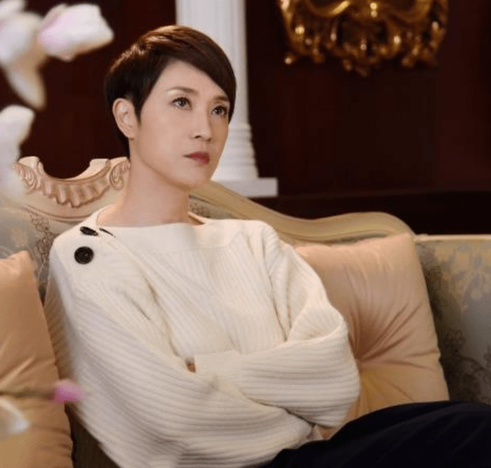 颜色 陈法蓉55岁仍光彩照人，穿亮片毛衣时尚减龄，中年女性真该学一学