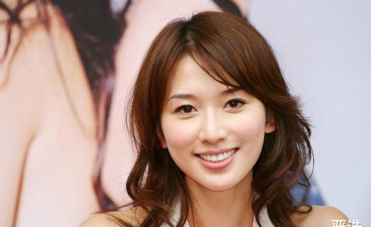 画眉章子怡纯素颜露面,没画眉毛气质大跌?40岁的状态很真实