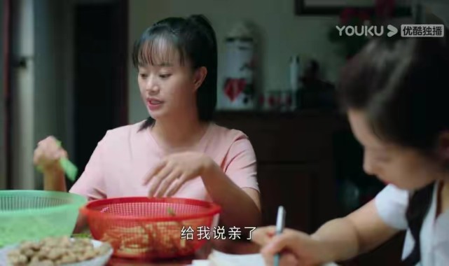 角色|《星辰大海》配角来头不小：认出了伪装者的间谍孤狼，没认出黄蓉