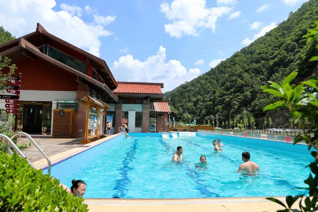 洛阳温泉游【三门峡卢氏】篇——倚坐温泉水中 欣赏满山红叶_洛阳天天