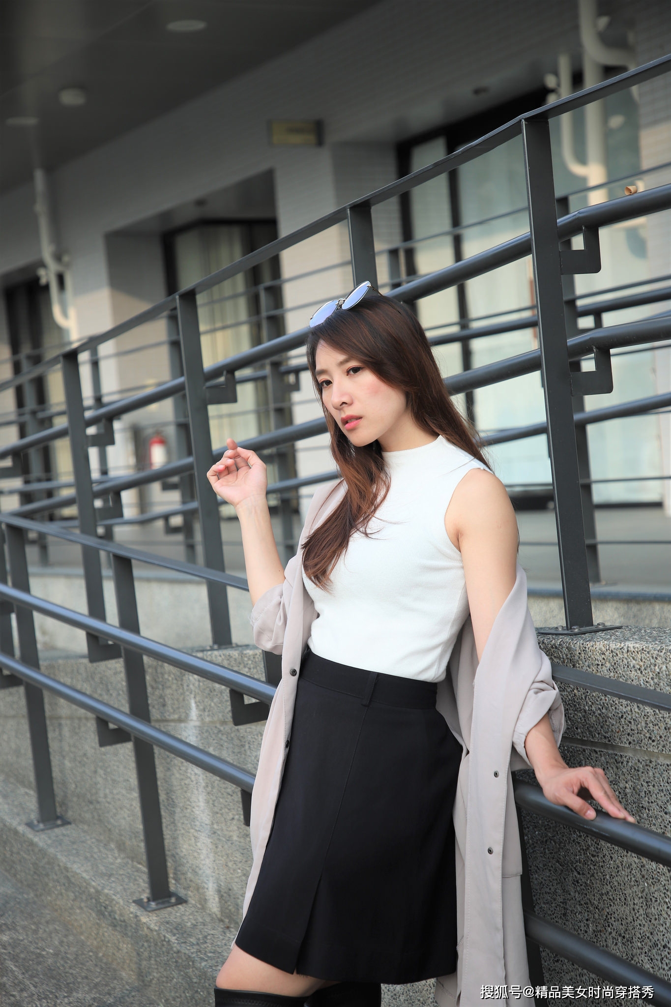 黑色 白色的无袖背心，下搭黑色的半身裙与黑色过膝长靴帅气又时尚