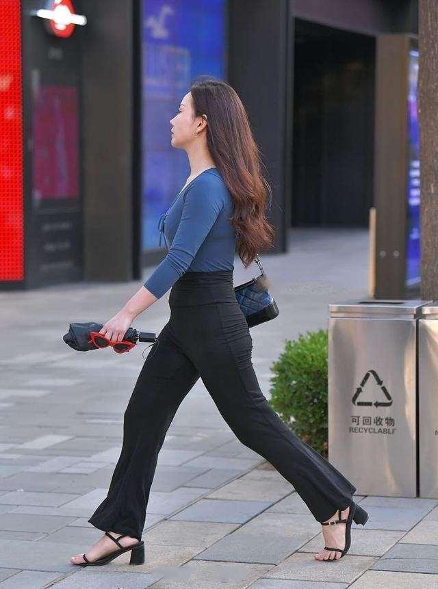 显得 “重回”街头的打底裤，中年女士这么穿，也许是另一种感受