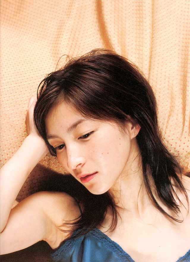 眼睛你喜欢舒淇的厚唇性感撩人，还是热巴的薄唇可爱俏皮？两者谁更美