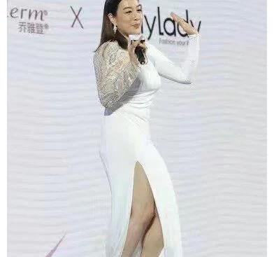 整体 钟丽缇上节目没了滤镜,一下子就成了干瘪老太太,脸松垮下坠