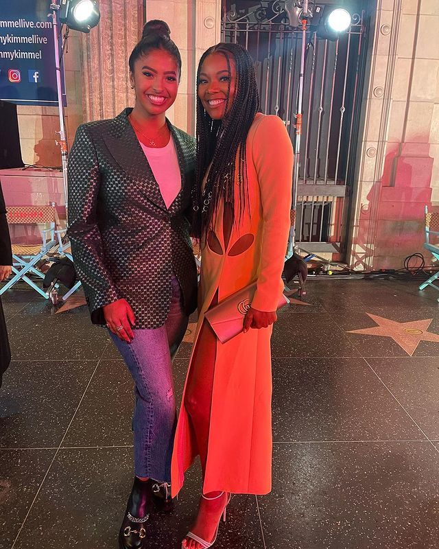 一身 科比妻子女儿高调看秀！瓦妮莎一身皮草土豪风，18岁女儿太像科比