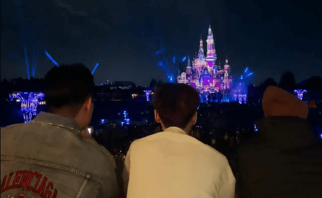 邓超|陈赫晒迪士尼一日游，和邓超鹿晗搞怪摆拍，小花带安安开心的游玩