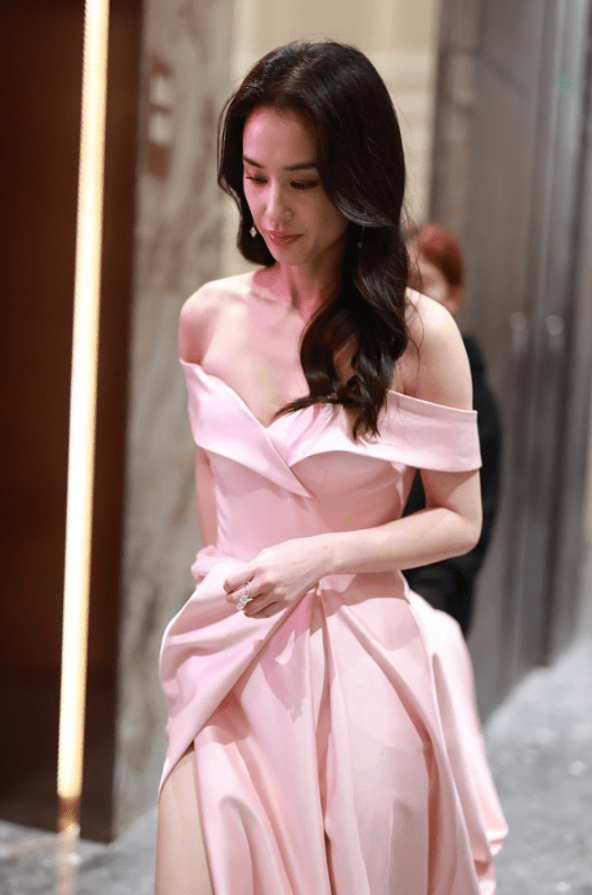 视觉 女明星都会保养,黄圣依都快40岁了脸上也没啥皱纹,穿粉裙真嫩