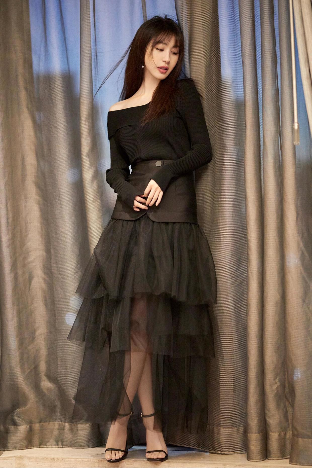 显得 李菲儿不好好穿西装，硬是挑战真空穿法，一般人哪里驾驭得住！