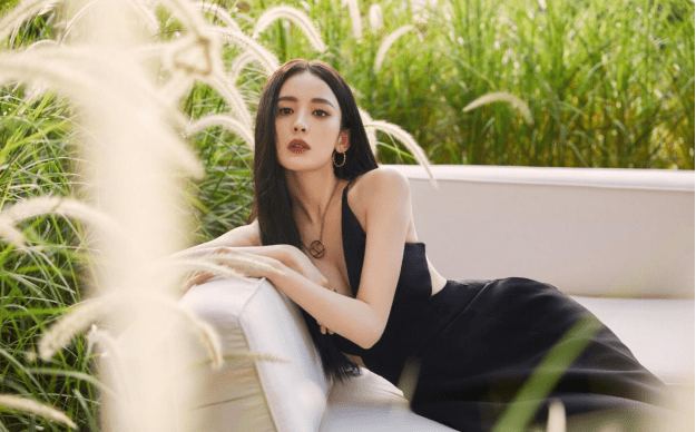 黑色 古力娜扎离开滤镜后也美得很，穿黑裙也挡不住“光芒”，让人心动