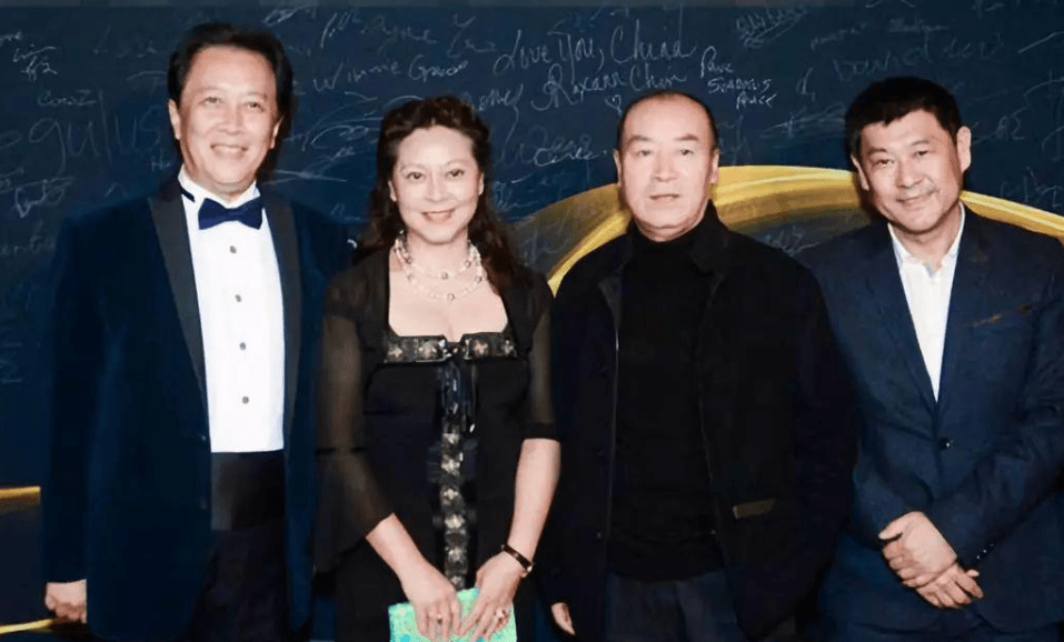 魅力 唐国强小12岁妻子挺有福相，穿黑白装优雅大气，身材丰满却挺耐看