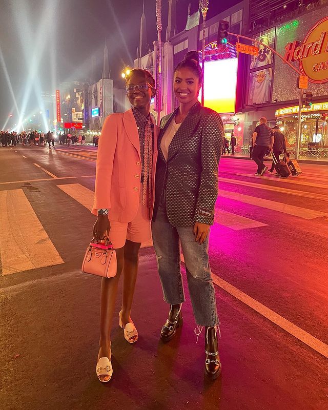 一身 科比妻子女儿高调看秀！瓦妮莎一身皮草土豪风，18岁女儿太像科比