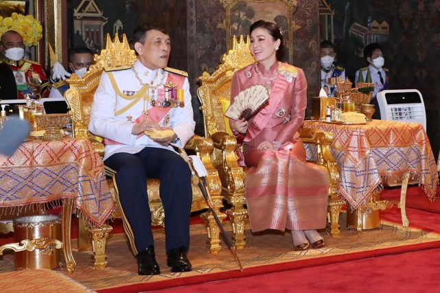 一身 诗琳通公主也扮嫩啦！穿一身粉裙亮相好美，撞衫苏提达王后也稳赢