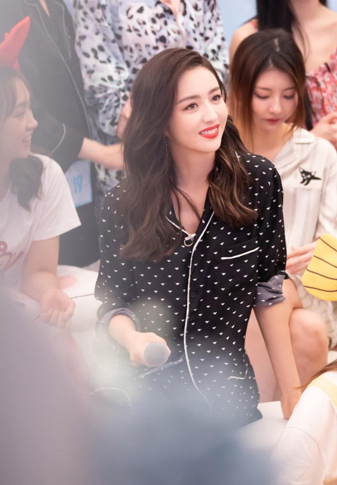 佟丽娅 佟丽娅太自信了！穿黑白睡衣做导师上综艺，红唇美妆梨涡笑好羞涩