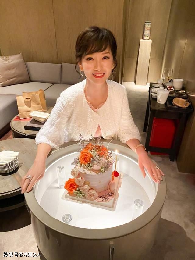 身材 赵雅芝这状态太好了!黄色连衣裙搭拖鞋,仍旧光彩照人