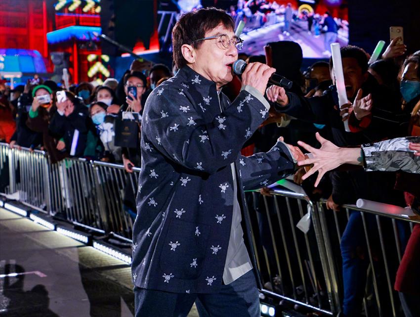 面料 67岁成龙满脸皱纹戴花镜，印花唐装亮相，气质证明“精忠”情怀