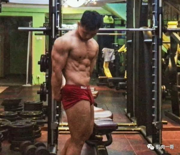 肉体|四川筋肉教练浴室自拍照疯传，这肉体太可了