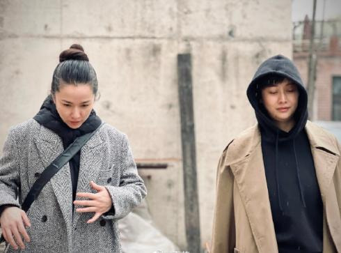 感觉靳东老婆有白发也不染，天生丽质的人不怕暴露，超真实一点不装！