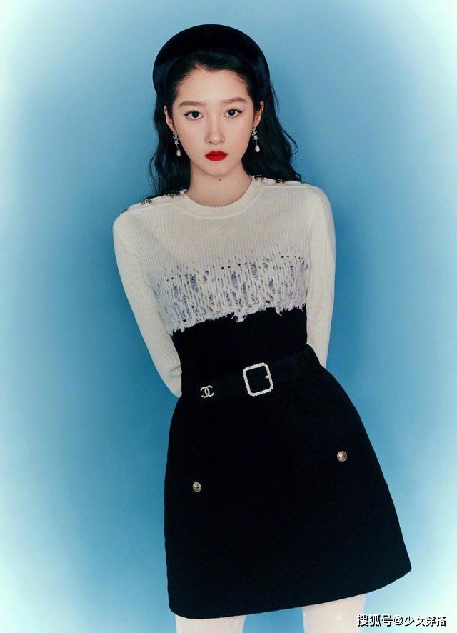 金色 关晓彤穿白丝袜不简单!搭小香风连衣裙既能扮可爱,又能装冷酷