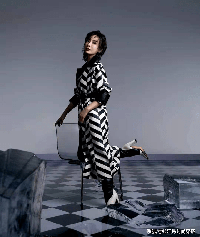 金色 陈数不愧是“气质女人”,穿一袭金色百褶裙,美得优雅高级