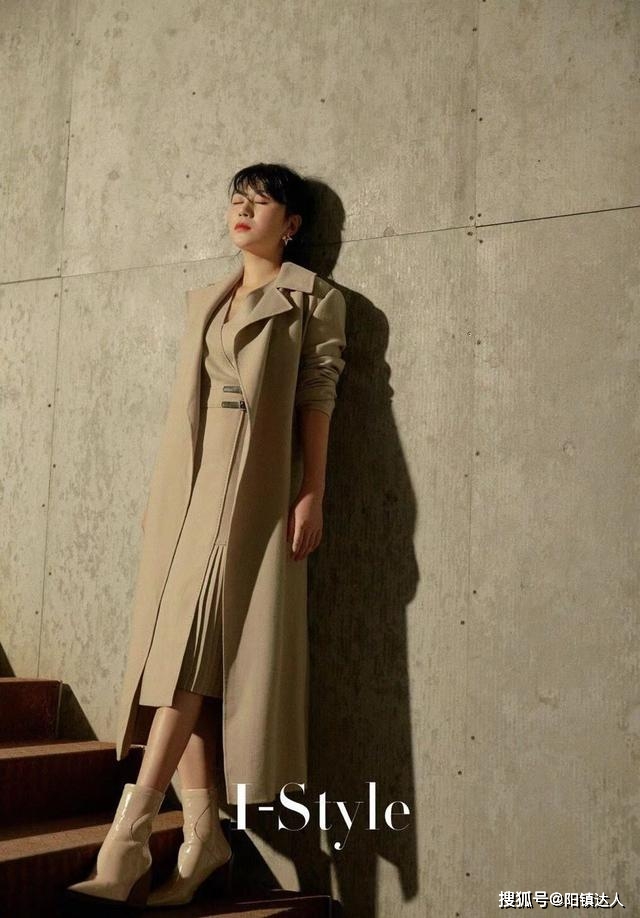 设计 38岁马丽优雅知性，一身白色西装套装，穿出大女人气场