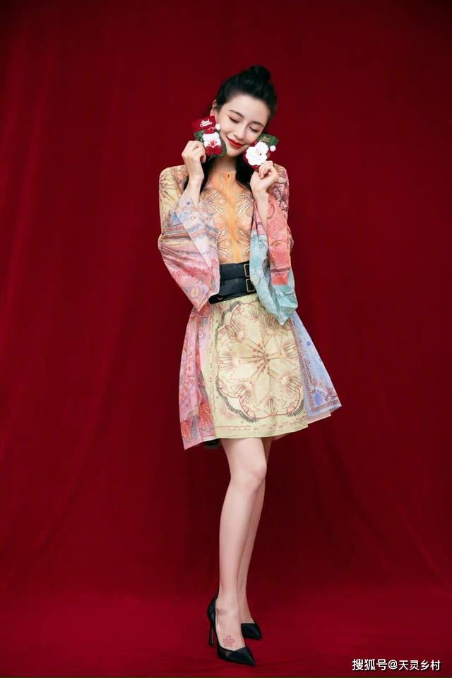 黑色 杨颖,“万花筒”连衣裙配黑色腰带,甜美又显身材