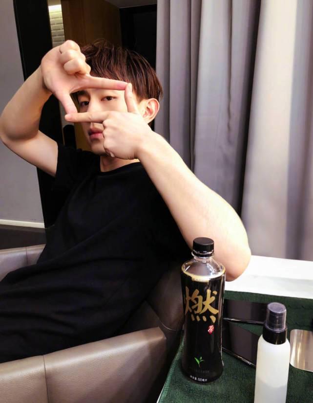 邓伦|抠门、蠢萌、自带笑点，细数娱乐圈中已走红的“宝藏男孩”！