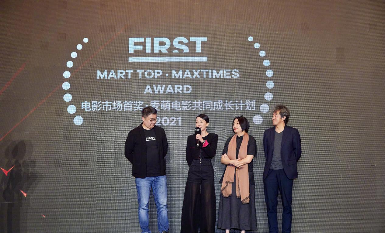 状态 周迅街头喝豆汁,穿圆领夹克配半身裙打扮简约,表情淡定不为所动