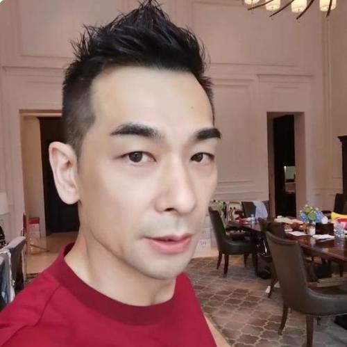 显得 赵文卓不愧是“最帅法海”，穿红T恤配黑中裤，尽显成熟硬汉身材