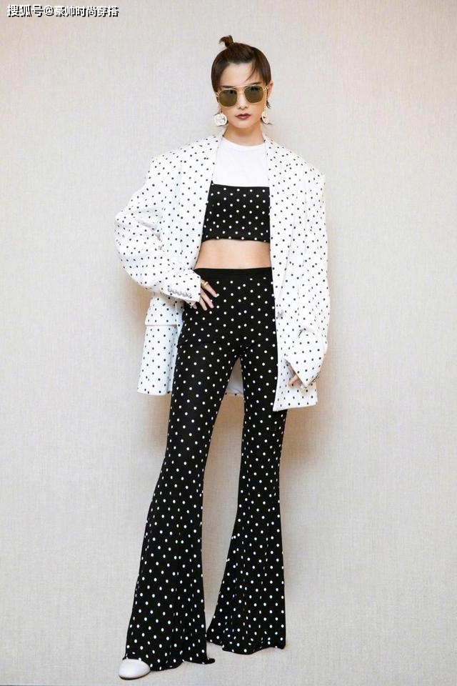 好身材 李宇春黑西服搭白衬衫，瞬间拥有直角肩，帅酷时尚感超强