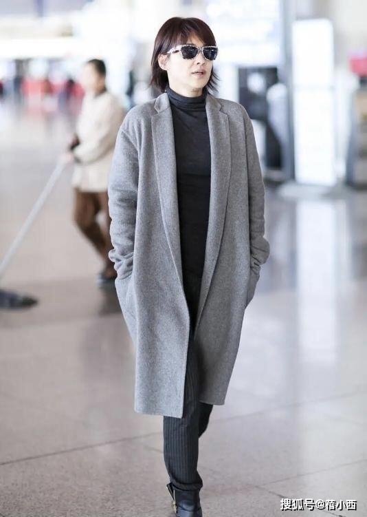 设计 梅婷在国外真会穿，穿黑白花纹外套凹造型，扑面而来的高级感！