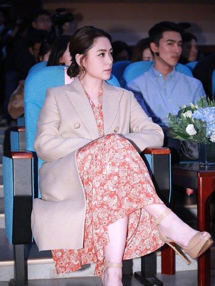 身材 阿娇是有喜了吗？穿米色大衣配碎花长裙也难掩丰腴身，真像怀孕了