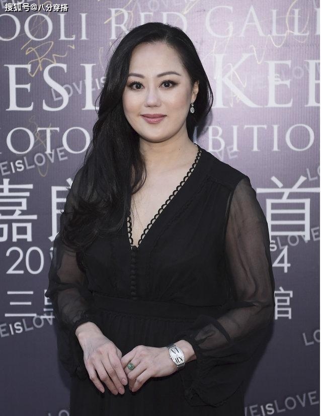 章小蕙 章小蕙不愧是“人间富贵花”，穿白色碎花裙优雅温柔，时髦精致