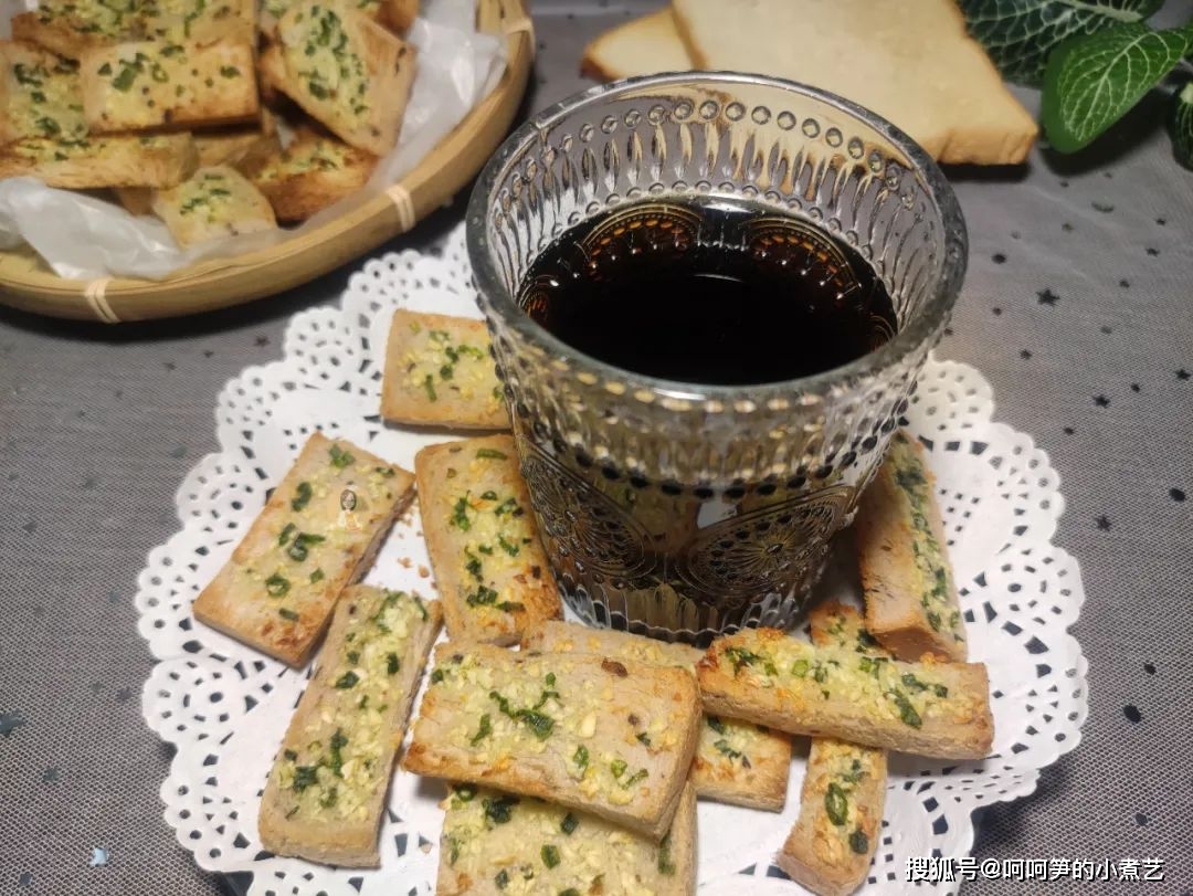 葱花|蒜香面包片,西餐厅的餐前小点心,在家也能做,酥脆掉渣真好吃