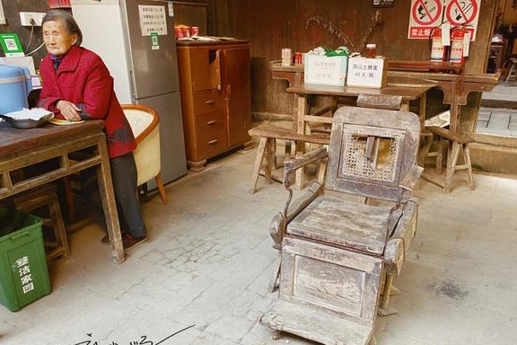 安徽农村里有一把破椅子，曾经有人要花10万元买下，主人却不肯卖