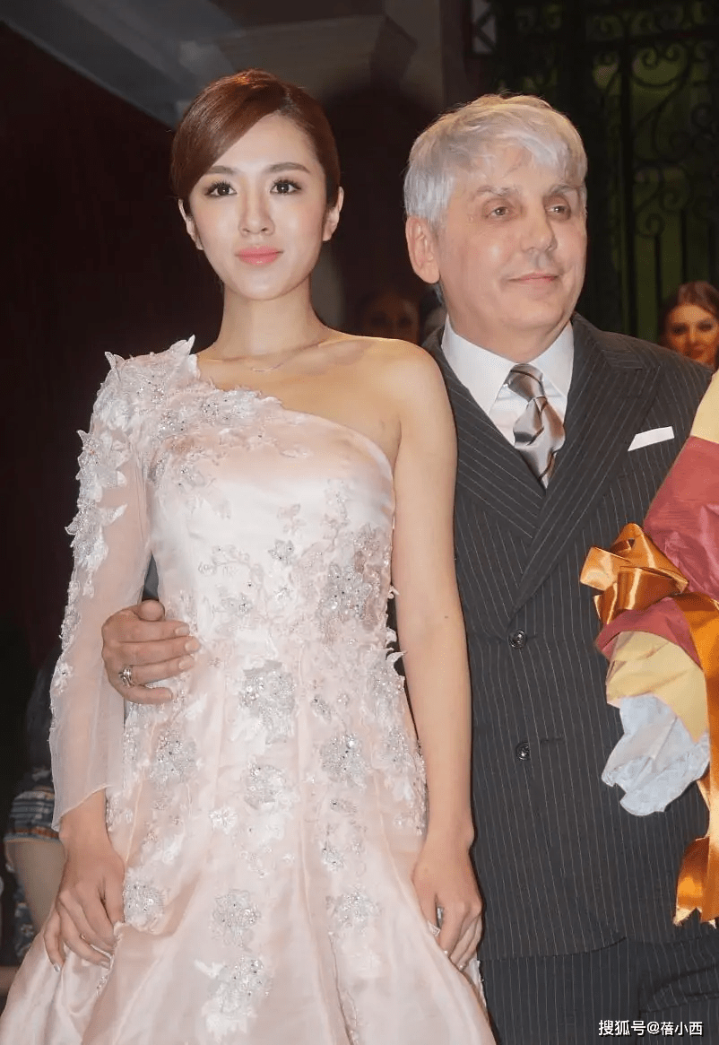 魅力 王晓晨的“饱满身材”真馋人，穿粉色斜肩裙，和老外同框美得惊艳