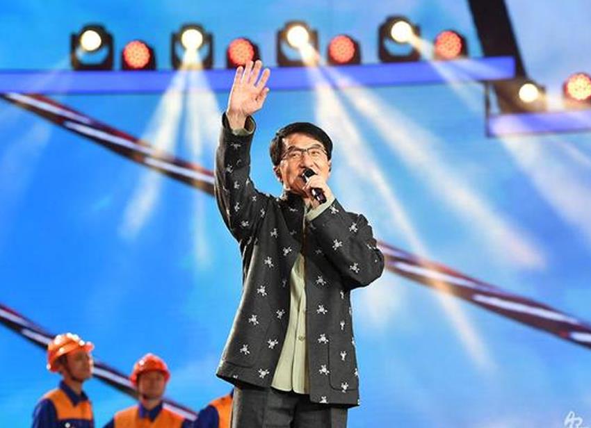面料 67岁成龙满脸皱纹戴花镜，印花唐装亮相，气质证明“精忠”情怀