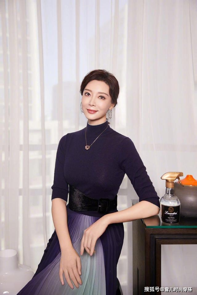 高跟鞋 陈数秀身材只是蜻蜓点水！穿一条黑色露肩礼服裙，温婉知性