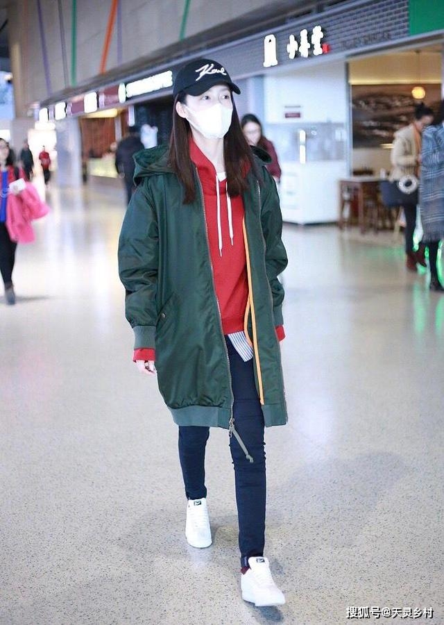 黑色 杨颖，“万花筒”连衣裙配黑色腰带，甜美又显身材