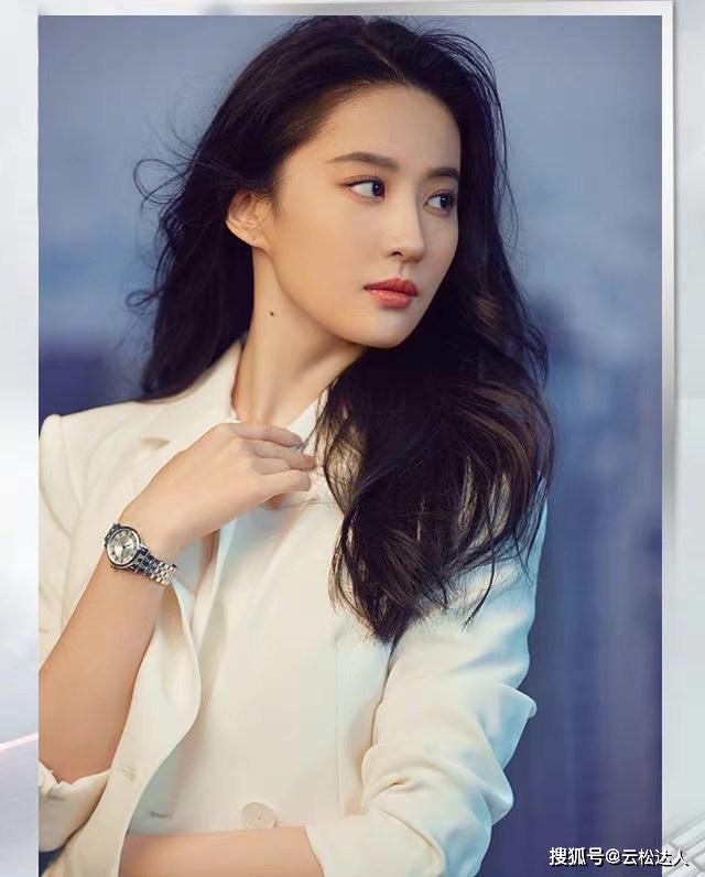 感觉 刘亦菲越来越美，一身白色西装展现出飒爽英姿，很有女总裁范儿