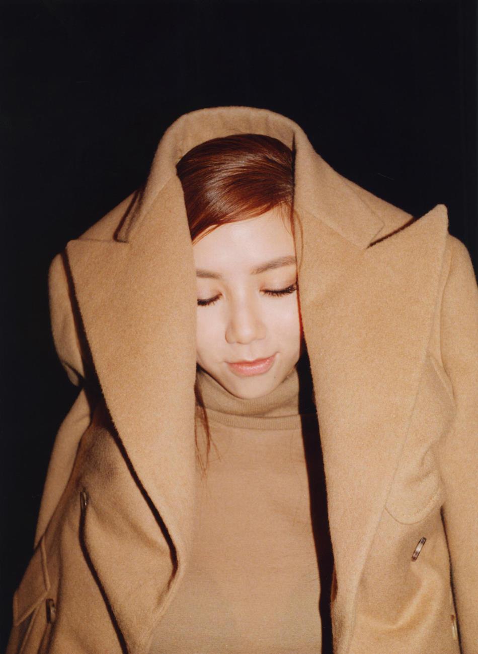 黑色 邓紫棋变身“半熟少女”，驼色穿搭高级又灵动，气质舒服