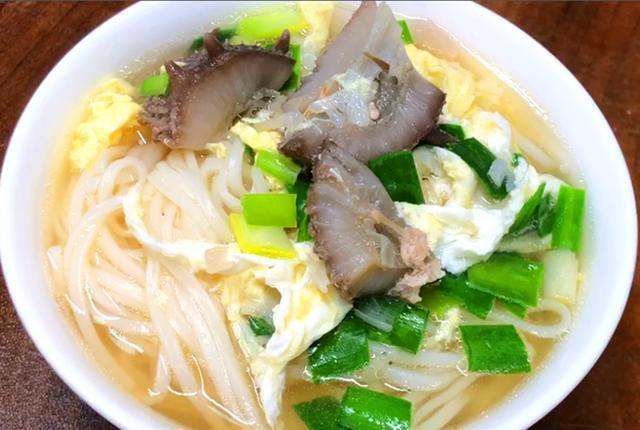 炸酱面|夏天要多吃面条,教你懒人做法,比炸酱面还好吃,上桌就扫光