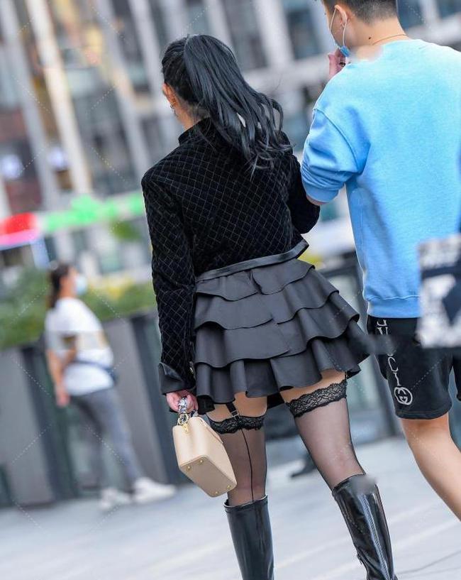 黑色 黑色长靴搭配蓬蓬裙，甜美可爱